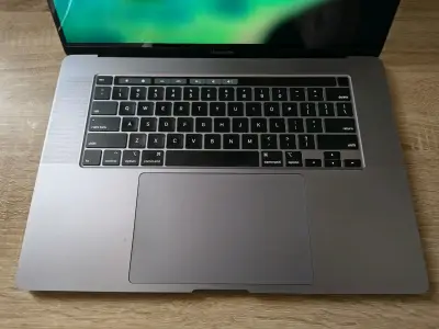 MacBook Pro 16" (2019) – Como Nuevo, Poco Uso - miniatura 3