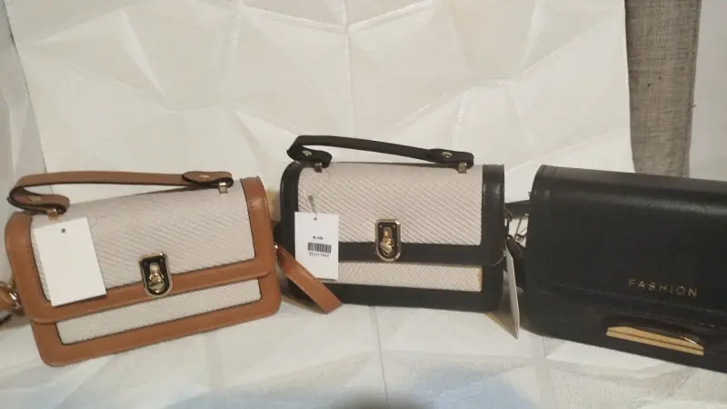 Cartera de mano azul con lazo decorativo - 4