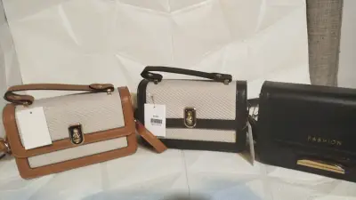 Cartera de mano azul con lazo decorativo - miniatura 4