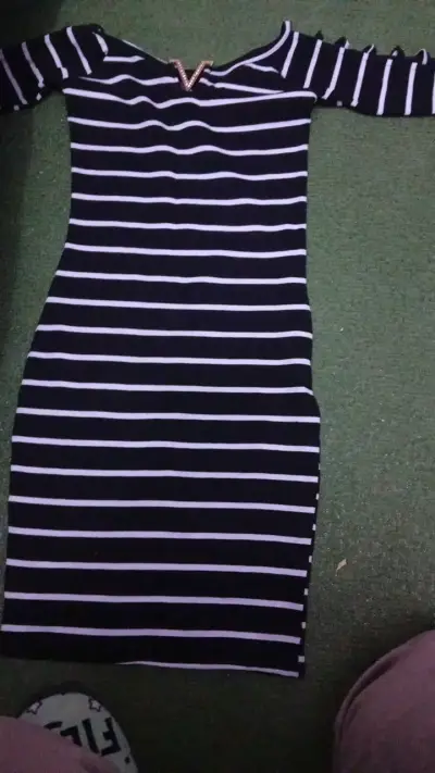 Vestido ajustado a rayas blanco y negro - miniatura 1