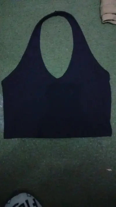 Top negro con diseño estampado único - miniatura 1