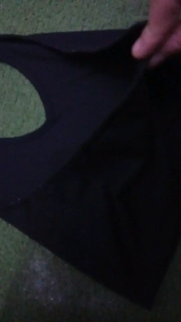 Top negro con diseño estampado único - 2