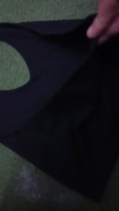 Top negro con diseño estampado único - miniatura 2