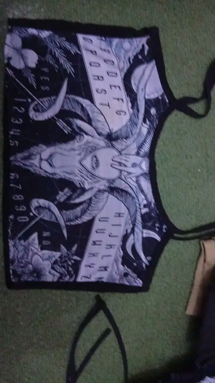 Top negro con diseño estampado único - 3