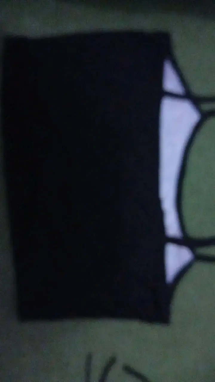 Top negro con diseño estampado único - 4