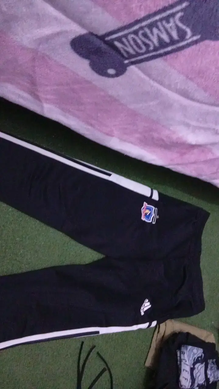 Top negro con diseño estampado único - 5