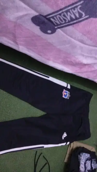 Top negro con diseño estampado único - miniatura 5