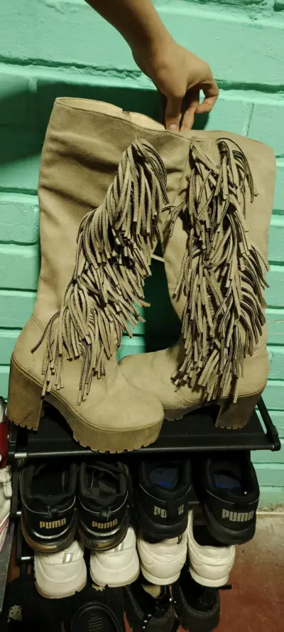 Botas beige con flecos de gamuza - miniatura 1