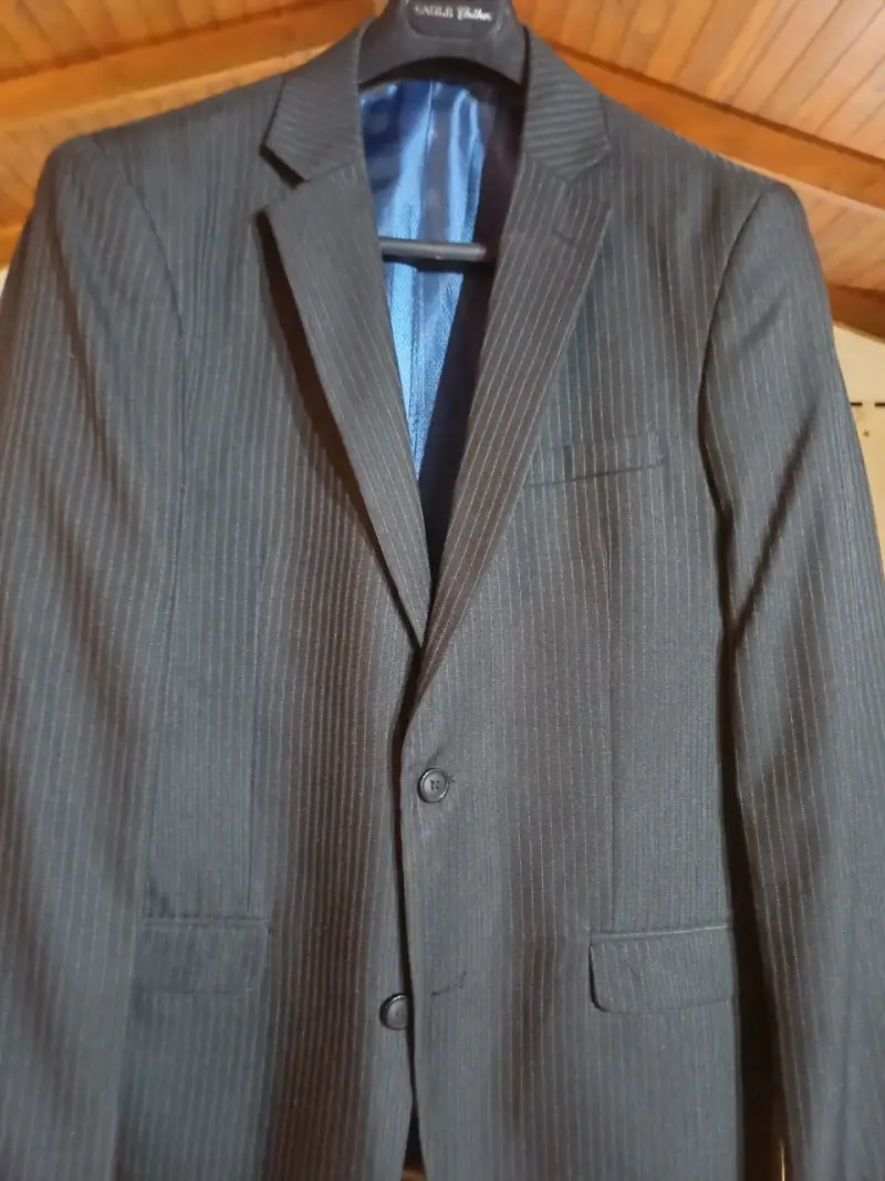 Traje de hombre a rayas elegante