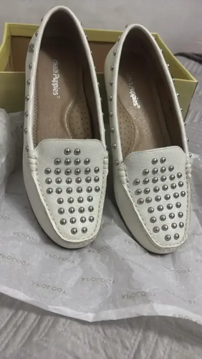 Mocasines Blancos Mujer Hush Puppies con Tachas - miniatura 1