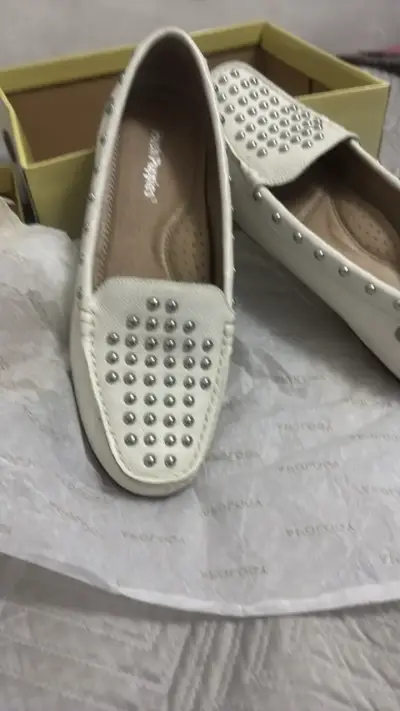 Mocasines Blancos Mujer Hush Puppies con Tachas - miniatura 2