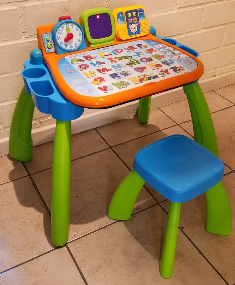 Mesa de actividades infantil con silla y juegos interactivos