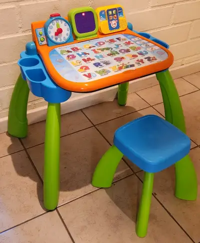 Mesa de actividades infantil con silla y juegos interactivos - miniatura 1