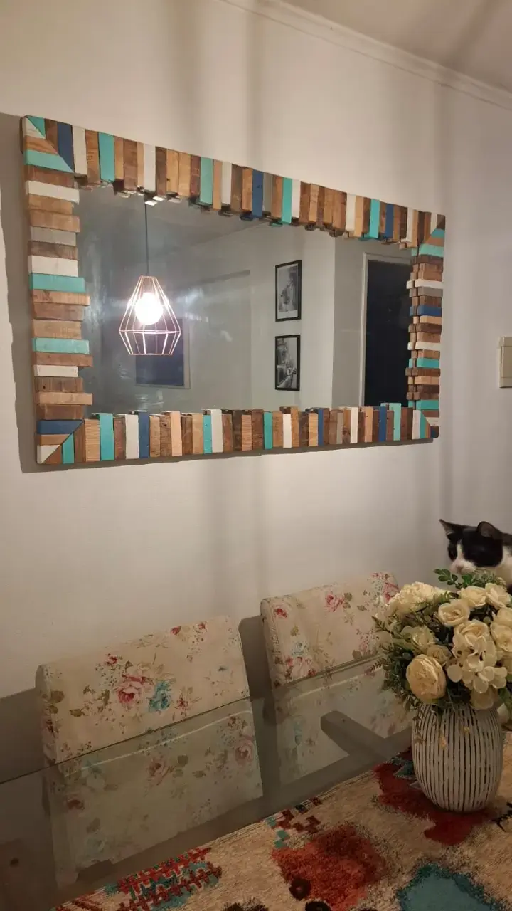 Espejo decorativo con marco de madera multicolor - 1