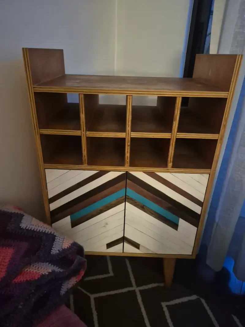 Mueble bar de madera con diseño geométrico - 1