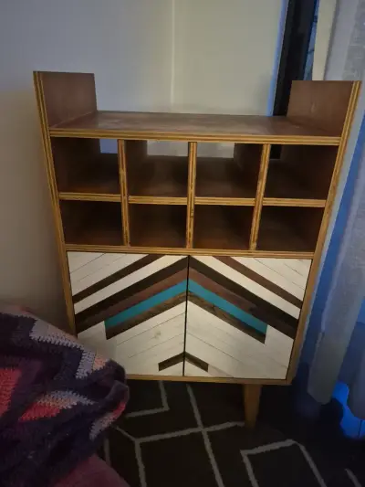 Mueble bar de madera con diseño geométrico - miniatura 1