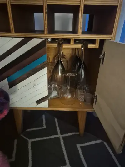 Mueble bar de madera con diseño geométrico - miniatura 2