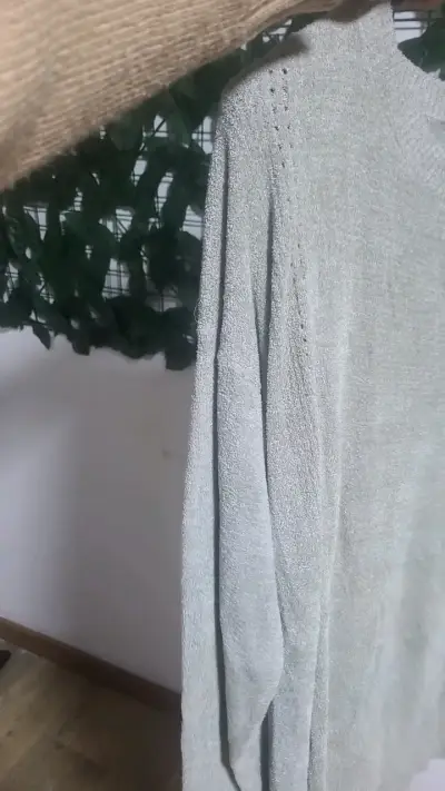 Suéter gris claro de punto para mujer - miniatura 3