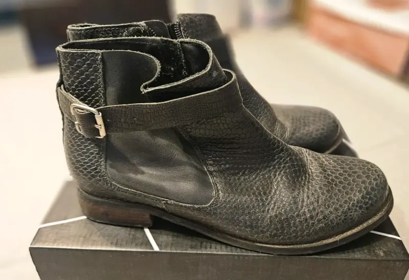 Botines de cuero negro con textura de serpiente - 1