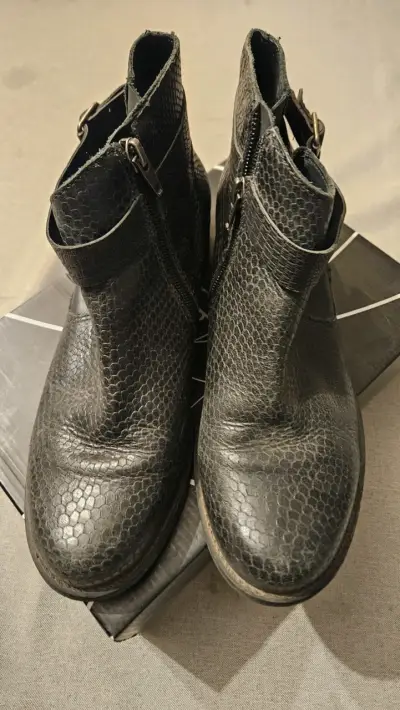 Botines de cuero negro con textura de serpiente - miniatura 2