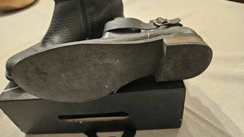 Botines de cuero negro con textura de serpiente - 3