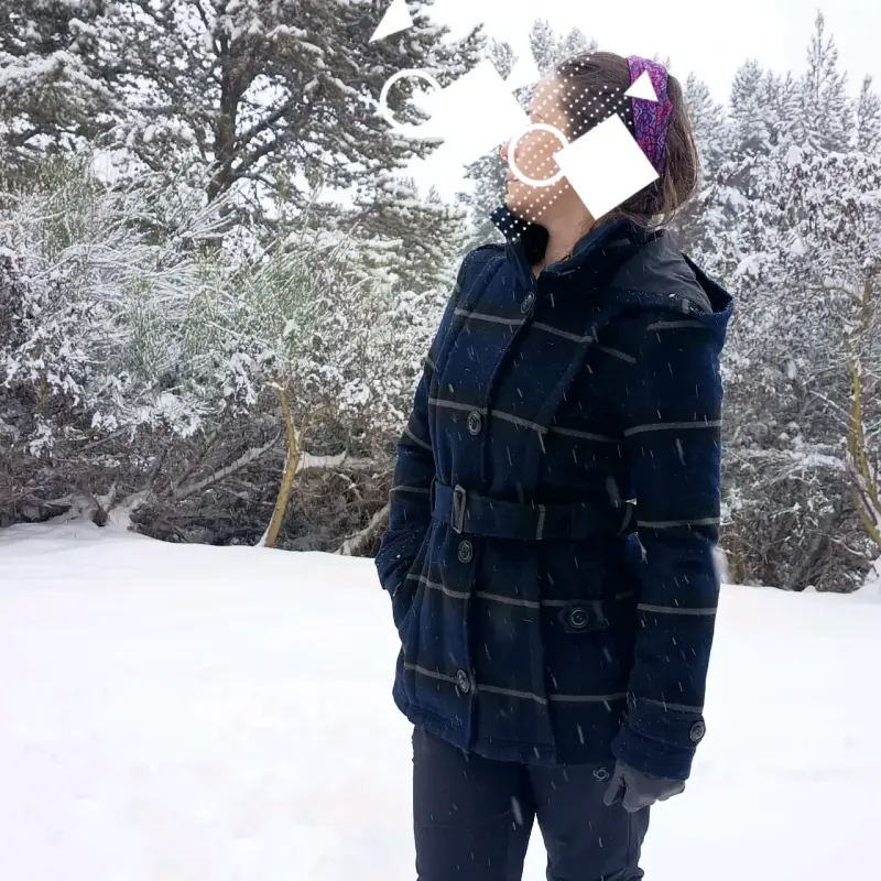 Abrigo de invierno azul con capucha para mujer