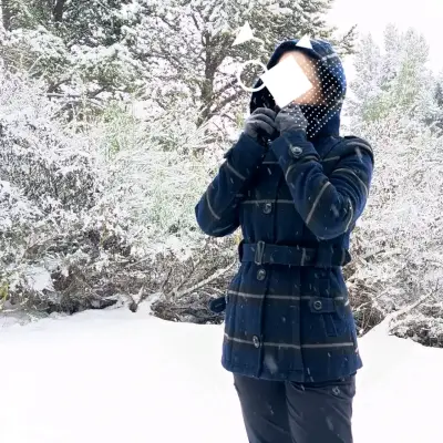 Abrigo de invierno azul con capucha para mujer - miniatura 2