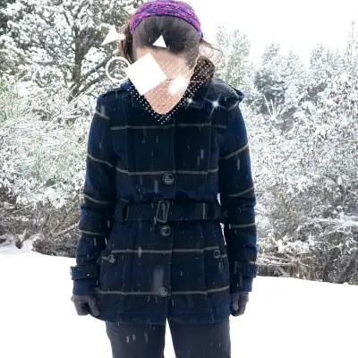 Abrigo de invierno azul con capucha para mujer - miniatura 3