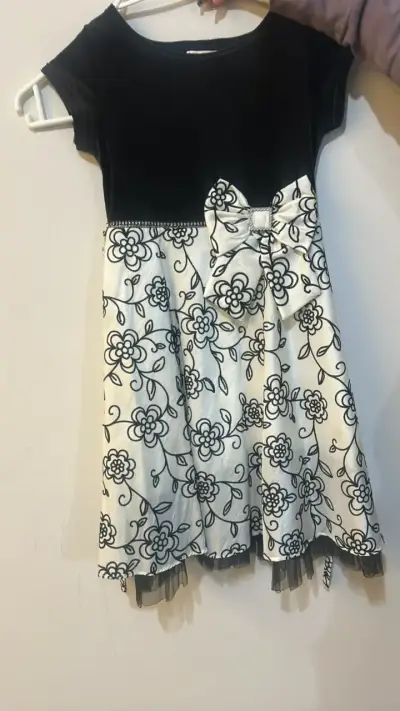 Vestido de niña blanco y negro con lazo floral - miniatura 1