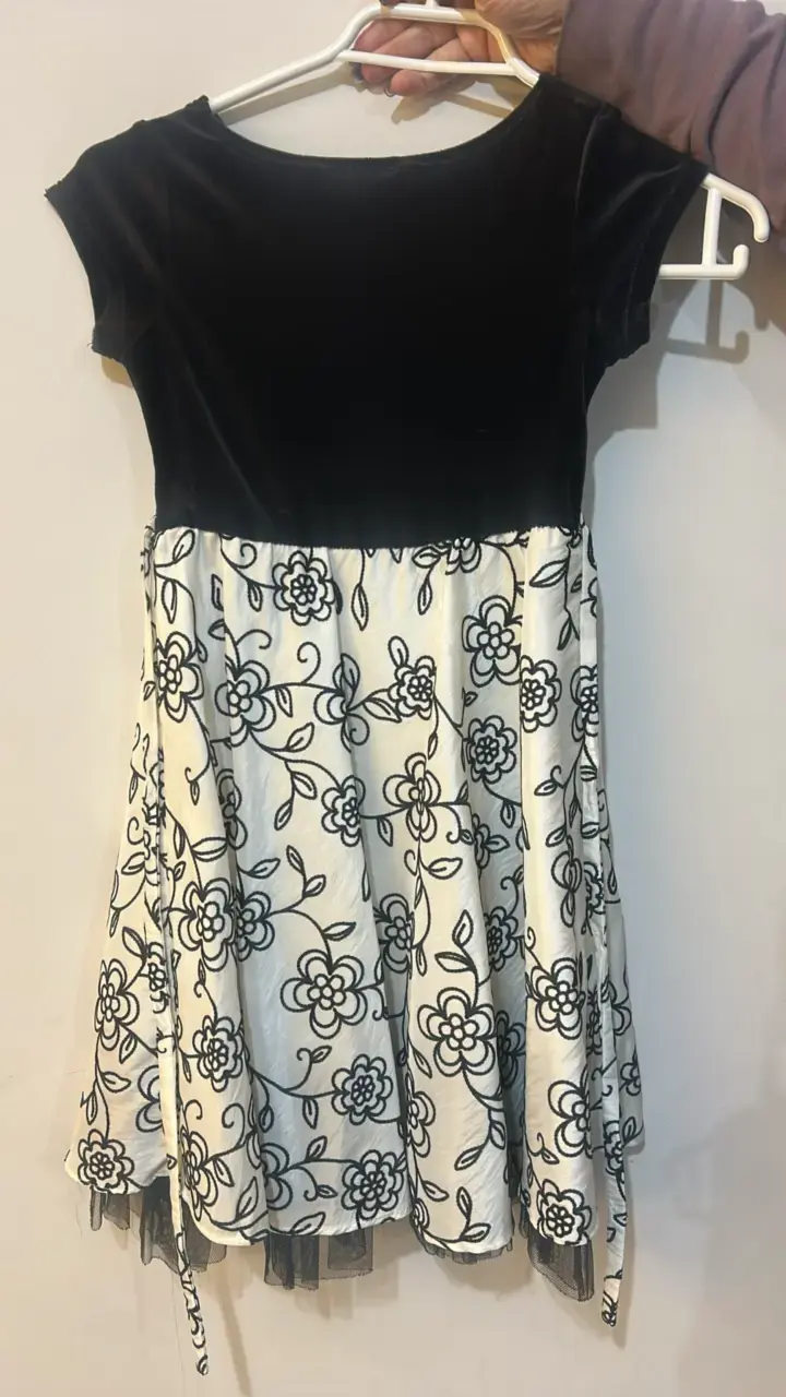 Vestido de niña blanco y negro con lazo floral - 2