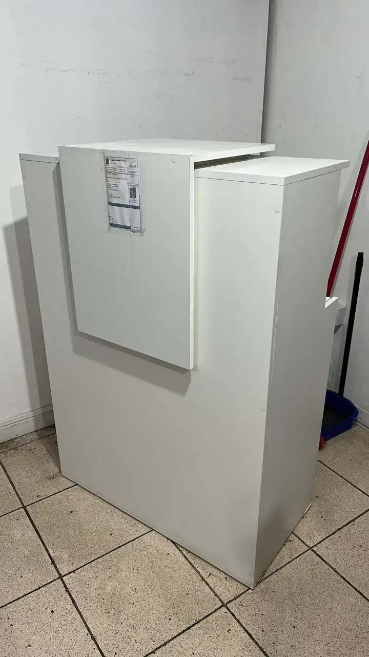 Mostrador de recepción blanco con almacenamiento - 1