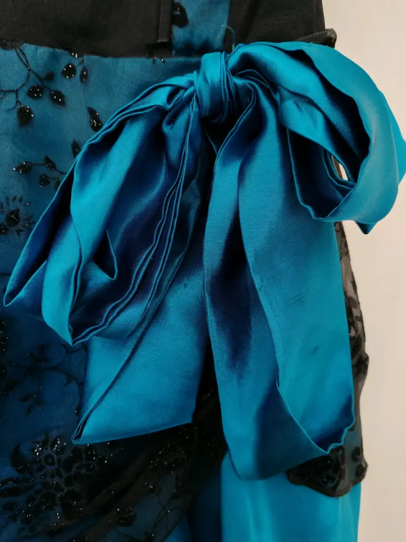 Vestido de fiesta azul con encaje floral - 2