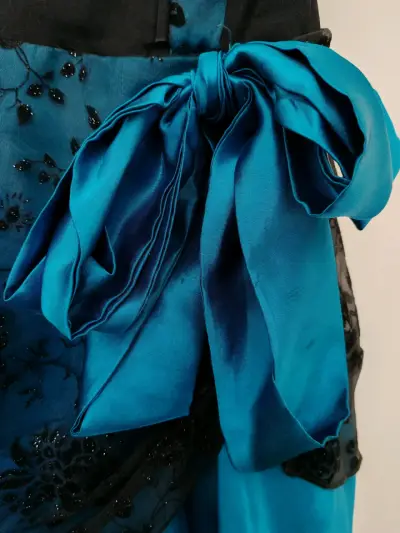 Vestido de fiesta azul con encaje floral - miniatura 2