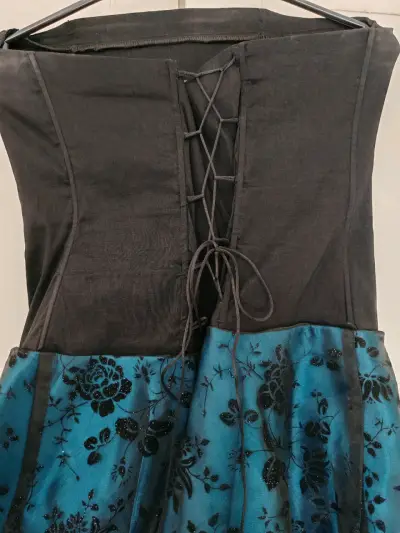 Vestido de fiesta azul con encaje floral - miniatura 4