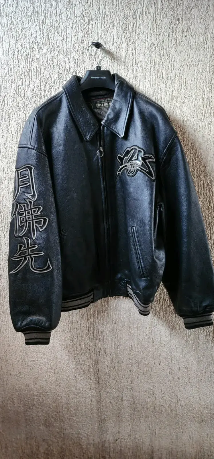 Chaqueta de cuero negra con diseño bordado - 1