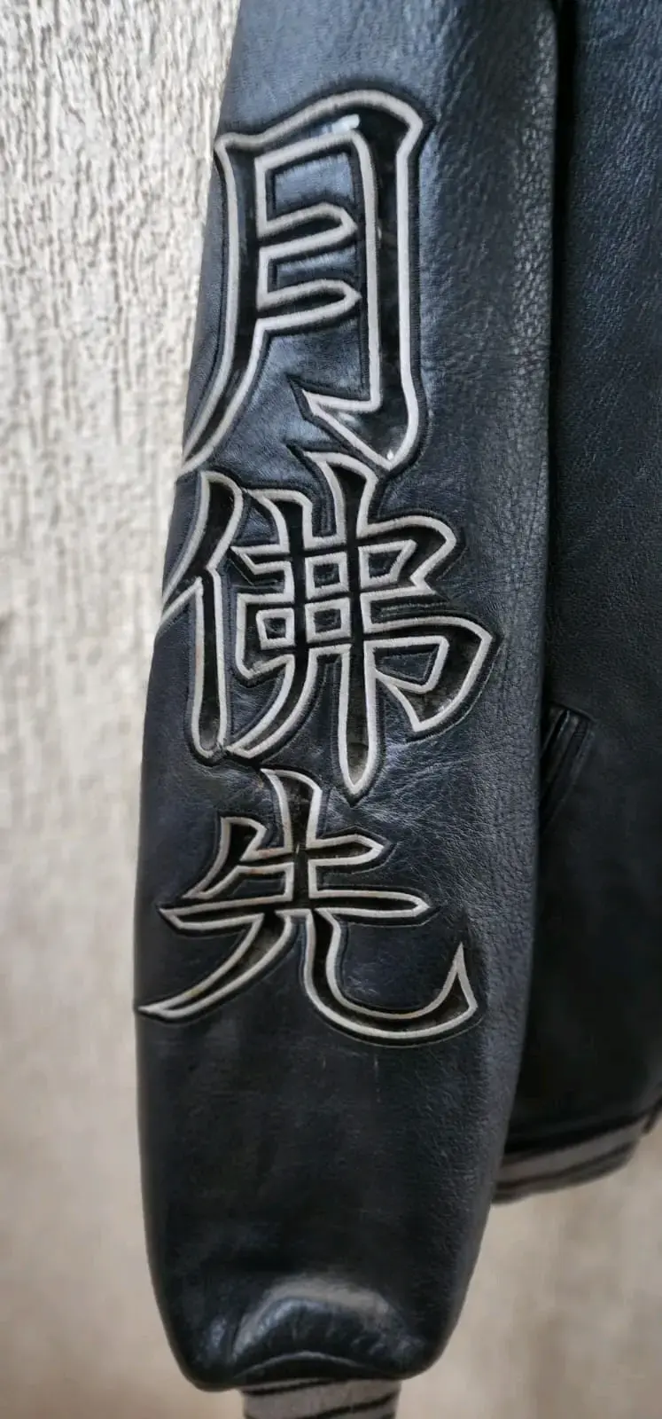 Chaqueta de cuero negra con diseño bordado - 2