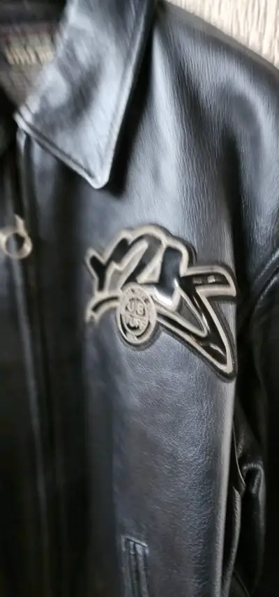 Chaqueta de cuero negra con diseño bordado - miniatura 3