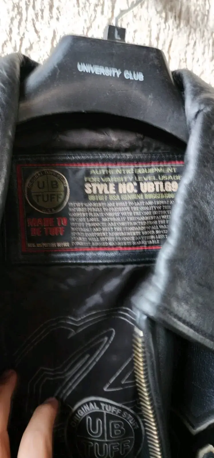 Chaqueta de cuero negra con diseño bordado - 4