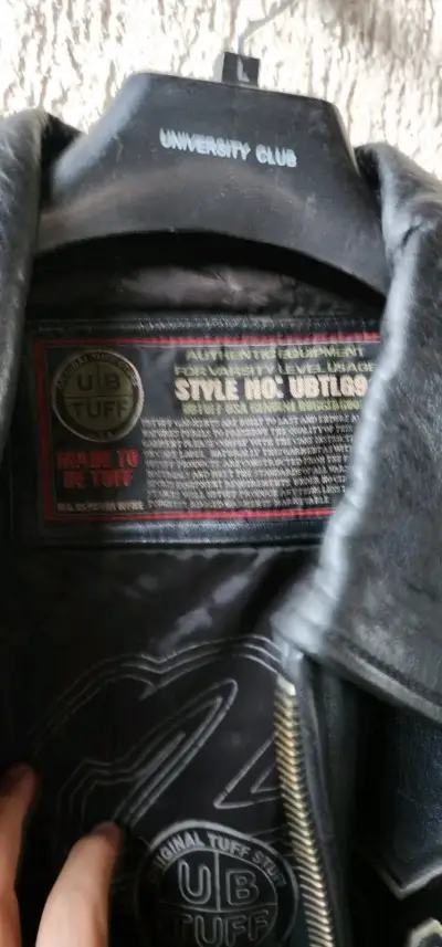 Chaqueta de cuero negra con diseño bordado - miniatura 4