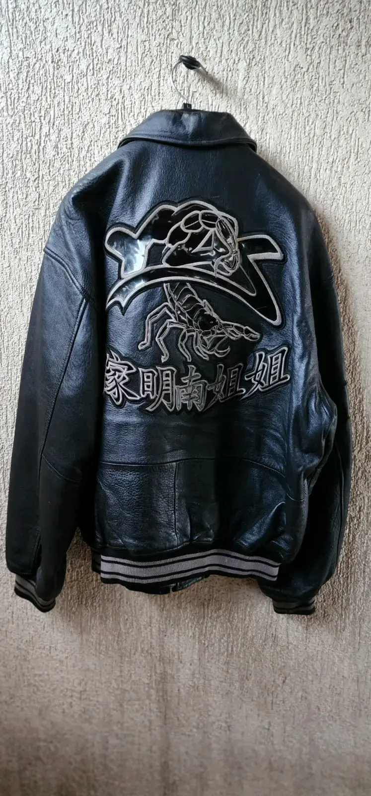 Chaqueta de cuero negra con diseño bordado - 5