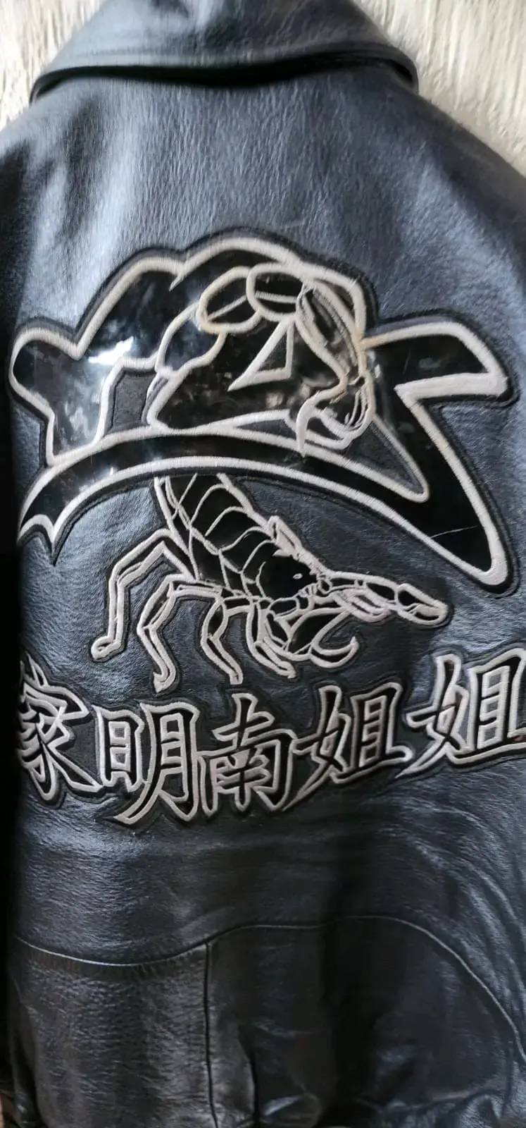 Chaqueta de cuero negra con diseño bordado - 6