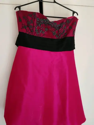 Vestido de fiesta fucsia con bordado floral - miniatura 1