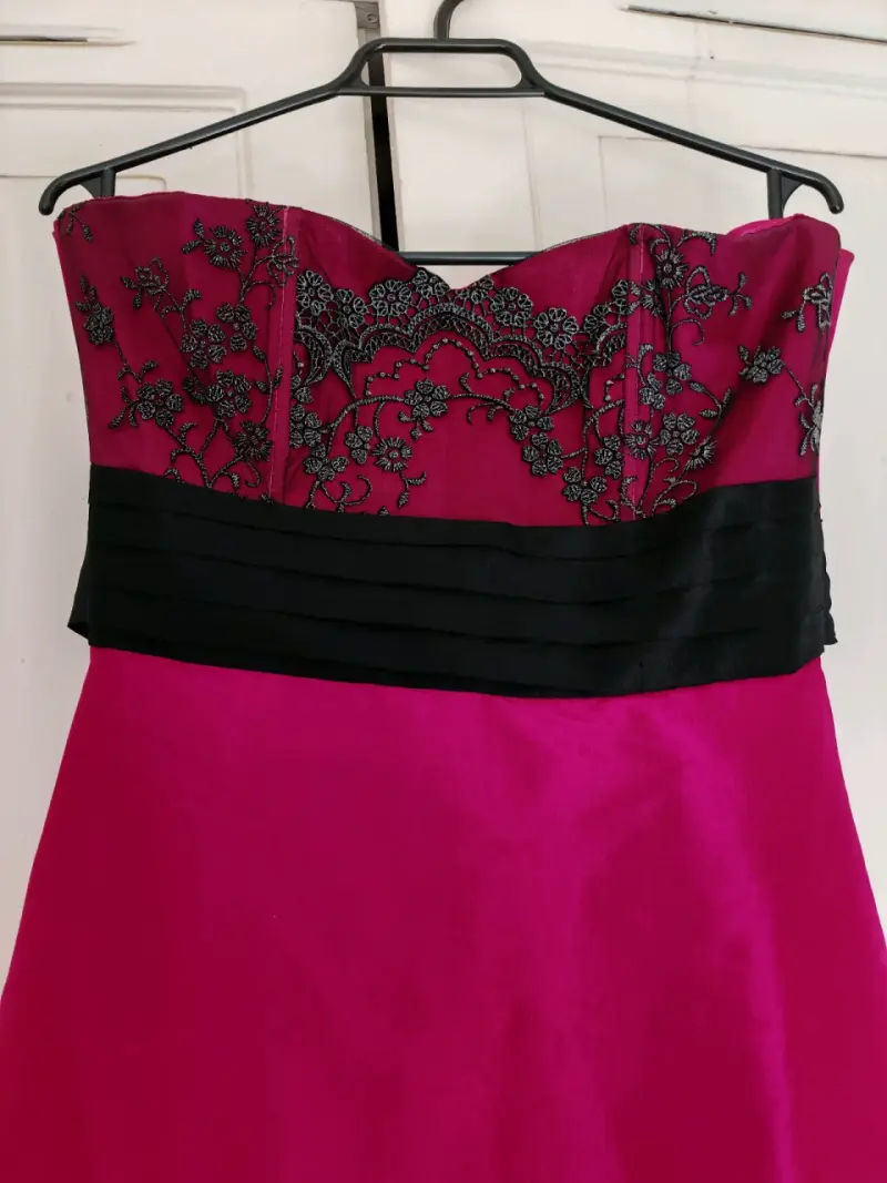 Vestido de fiesta fucsia con bordado floral - 2