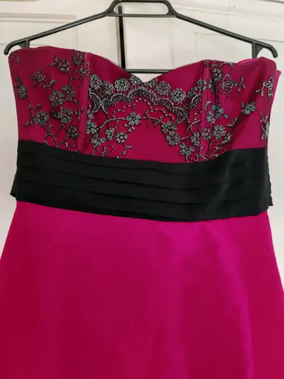 Vestido de fiesta fucsia con bordado floral - miniatura 3