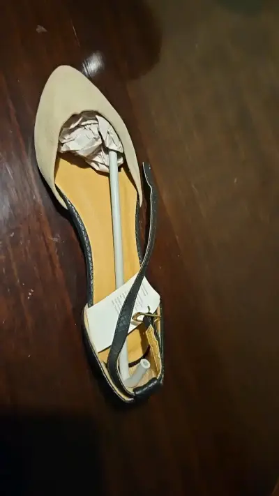 Zapato plano beige con correa ajustable - miniatura 1