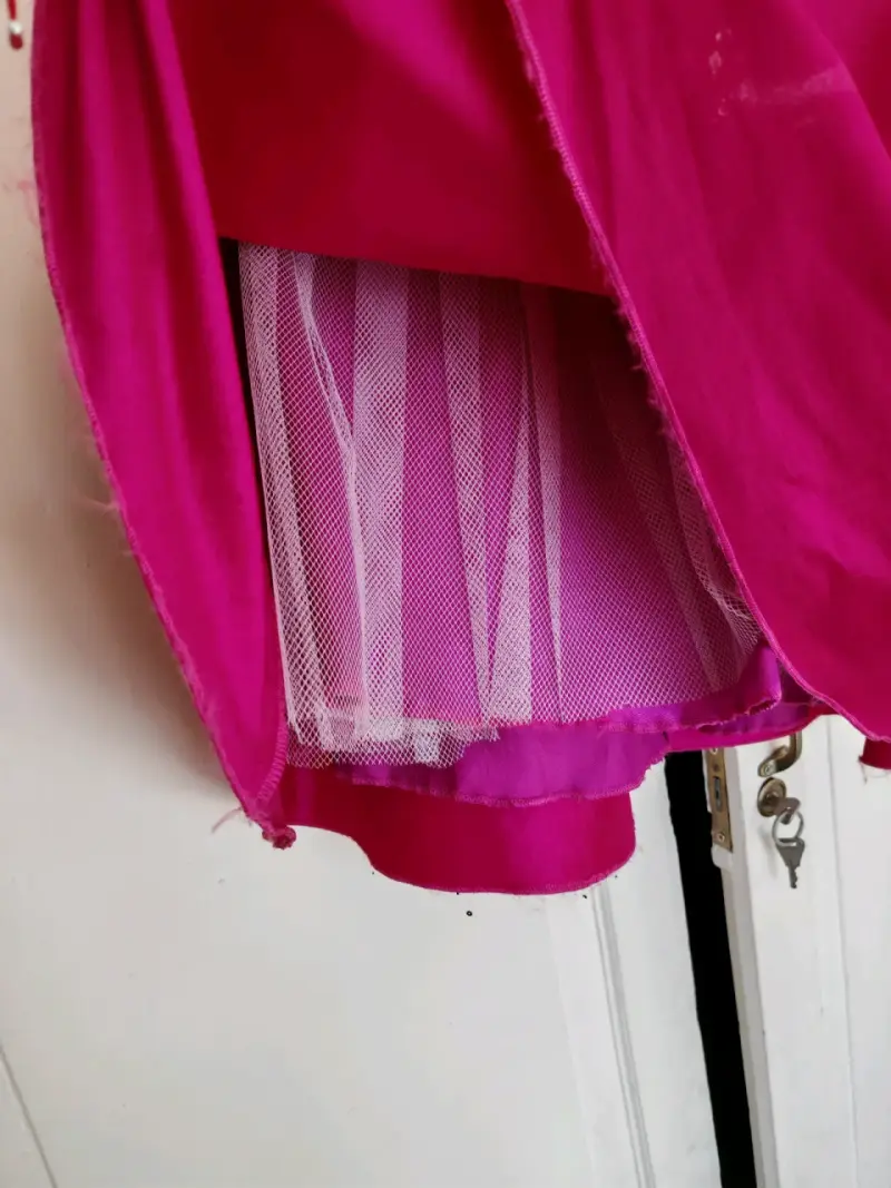 Vestido de fiesta fucsia con bordado floral - 4