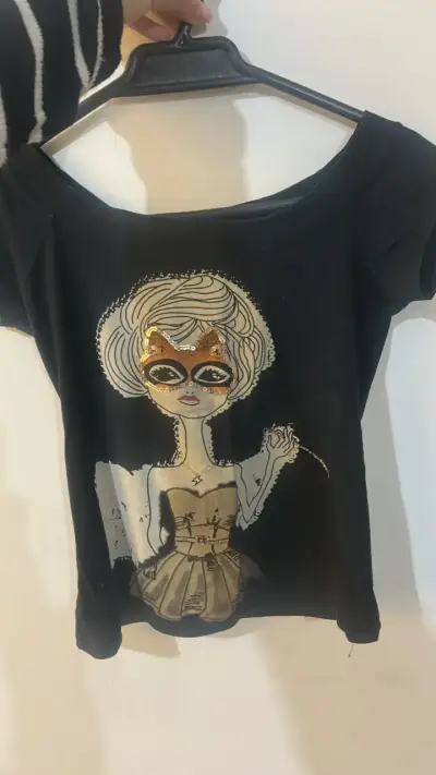 Polera negra con diseño de mujer enmascarada - miniatura 1