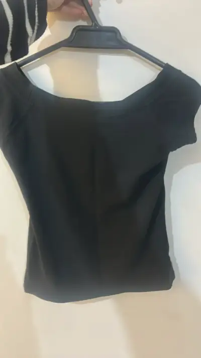 Polera negra con diseño de mujer enmascarada - miniatura 2