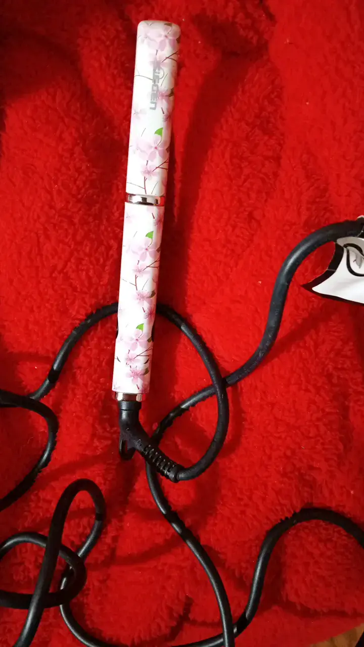 Plancha de pelo Kemei floral compacta - 4