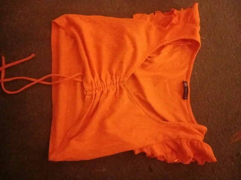 Top corto naranja con volantes